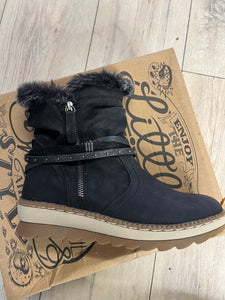 Refresh faux fur trim boot