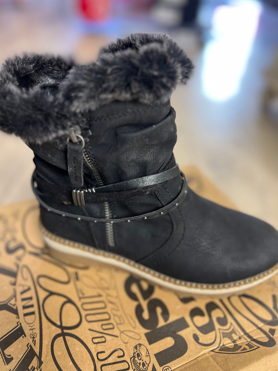 Refresh faux fur trim boot